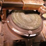 Zvětšený vzorek medaile upnutý v kopírovacím stroji